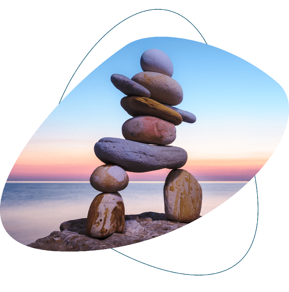 Inuksuk au coucher de soleil — symbole d'équilibre, de repère et de transmission, au cœur de l'approche nord-américaine de Coach Académie